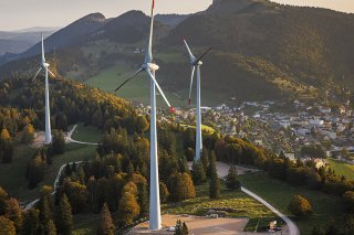 La COMCO devra statuer sur l'ouverture éventuelle d'une enquête, avec à l'appui quatre classeurs fédéraux d'éléments touchant au choix des futurs sites éoliens fribourgeois fournis par l'avocat des huit communes (photo d'illustration). KEYSTONE/VALENTIN FLAURAUD